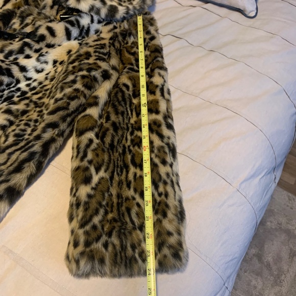 Beautiful, CHIC, Stunning Faux Fur Leopard Coat MEDIUM - Picture 8 of 9